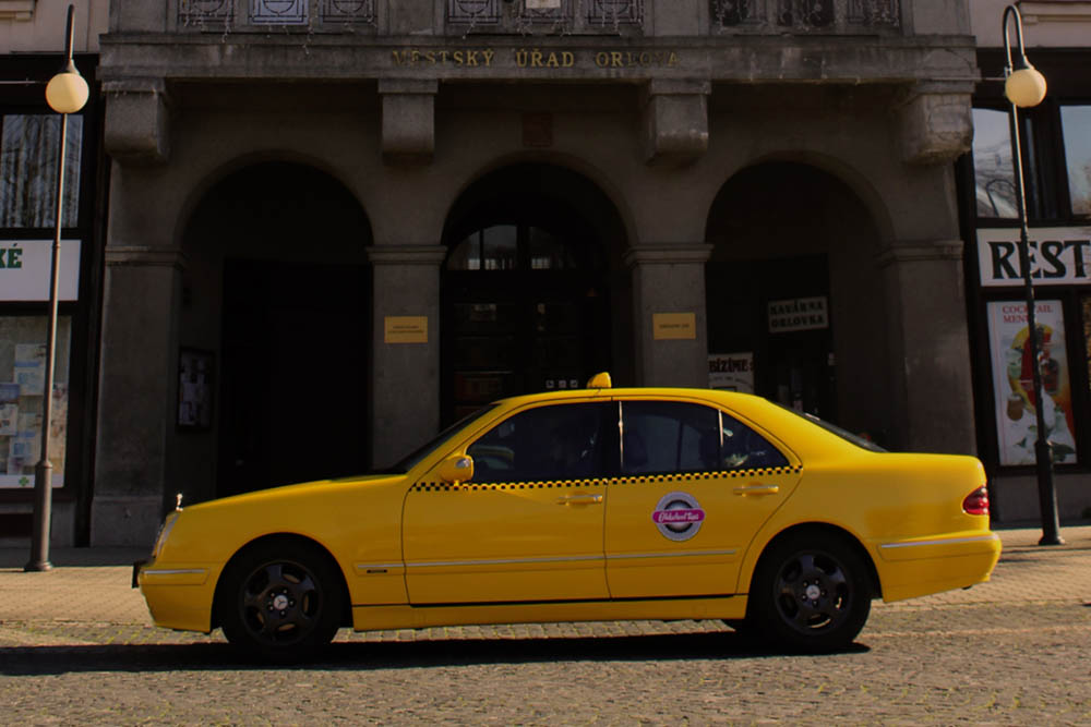 Naše taxi před Orlovskou radnicí | Taxi Orlová